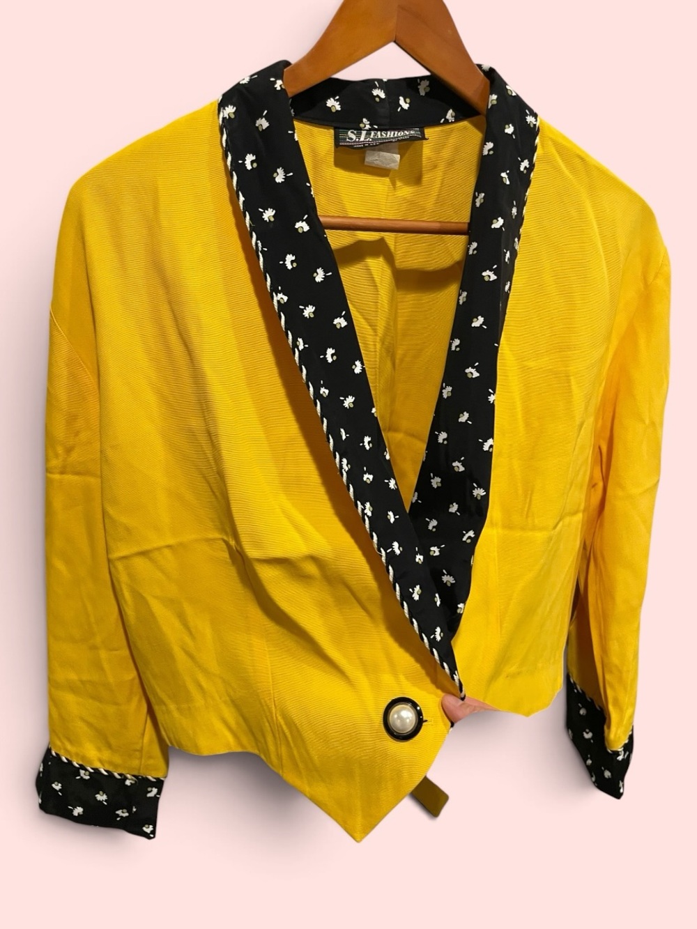 Cute 80s banana yellow floral trim pearl button tuxedo crop blazer bright